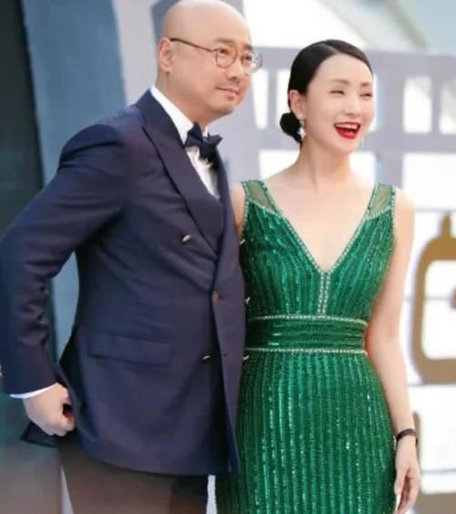  [徐峥]徐峥带老婆手挽手走红毯，关掉10级美颜，曝光陶红真实颜值！