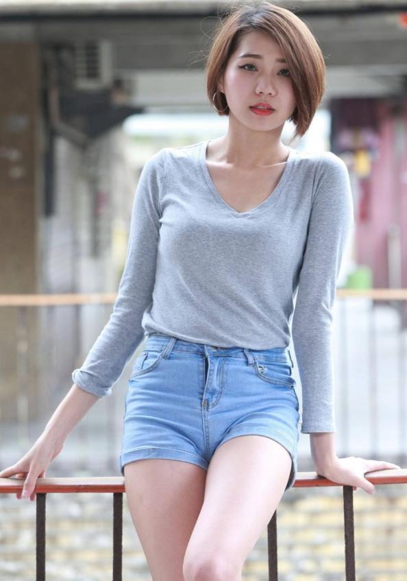 不穿丝袜就穿恨天高，这样不累脚吗?