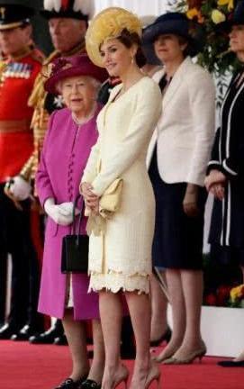 西班牙国王和王后穿的有点尴尬？风格完全不同，却满脸的幸福感！