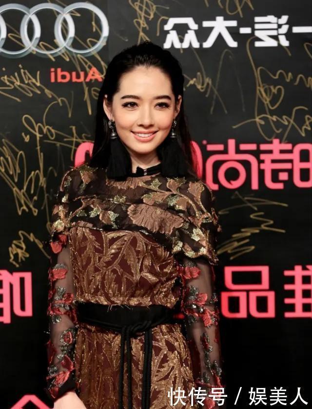 姑娘|路人街拍,姑娘肤白水嫩很漂亮,满满的贵气感