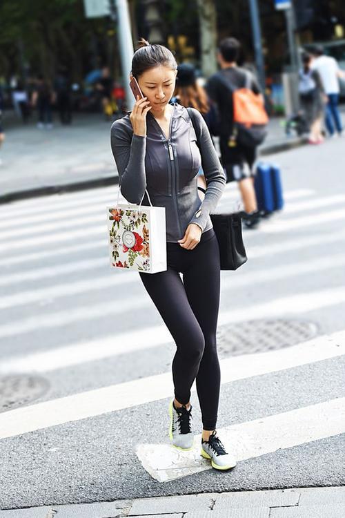 街拍美女：紧身打底裤使得双腿更加纤细立体，更显女神的清秀甜美