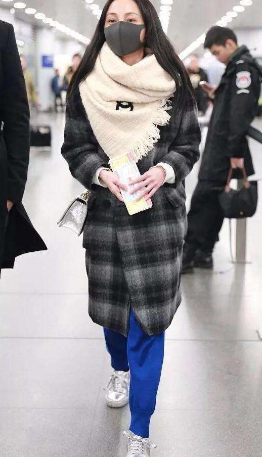 姚笛携男友现身机场, 穿格子大衣搭运动裤, 网友: 咋看咋别扭!
