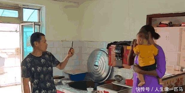 90后非洲女孩嫁给中国农村光棍，宝宝挺可爱，靠直播赚钱买奶粉