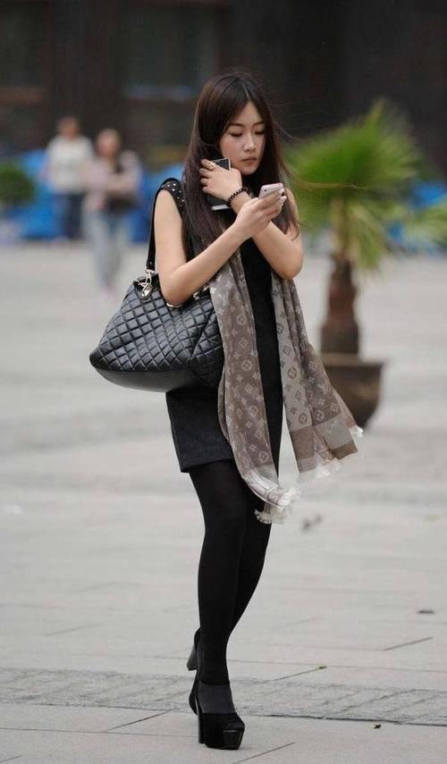 街拍：小姐姐黑色连衣包臀裙配黑丝袜小高跟，成熟性感迷人！