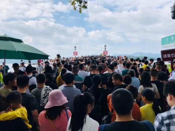 坐在家里的人笑了！昨天的西湖外滩长城…都是这样的！