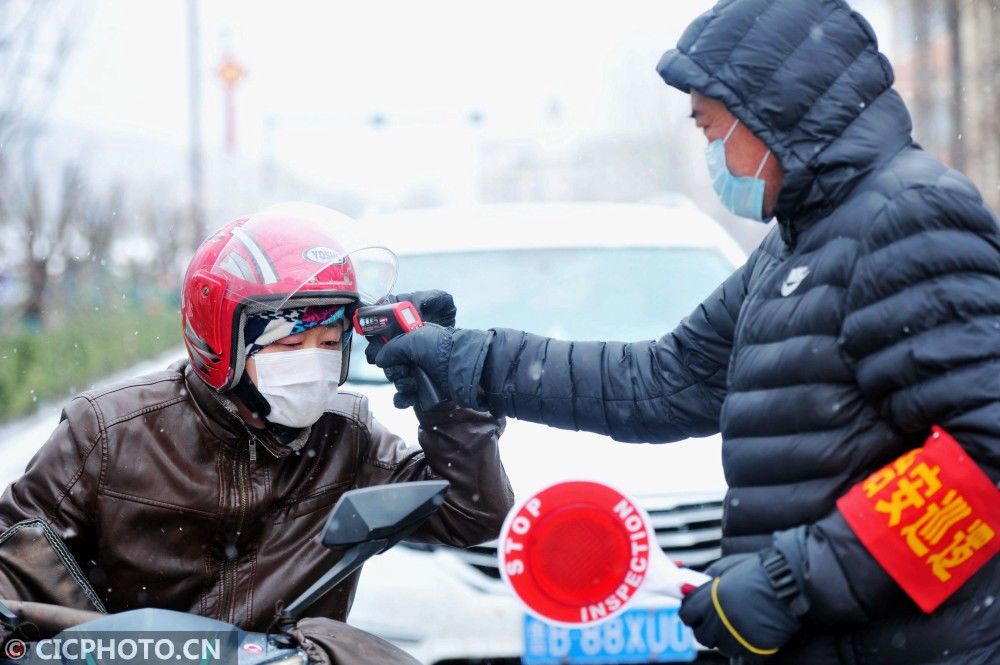  人员在风雪|山东青岛：雪中坚守抗疫情