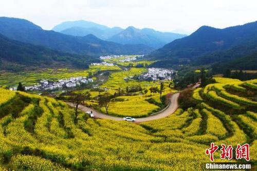 航拍江西婺源万亩梯田“油菜花海” 引游客纷至沓来