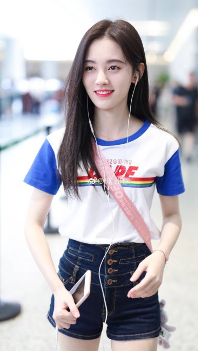 鞠婧祎:举手投足间俏皮动人,女人味十足