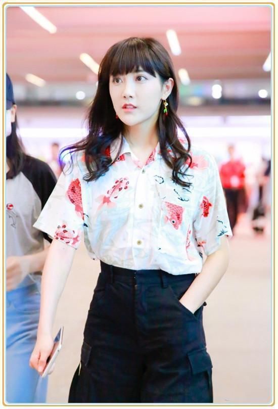 蒋梦婕是166，李艺彤也是166，二人同穿印花衬衫，差距竟如此尴尬
