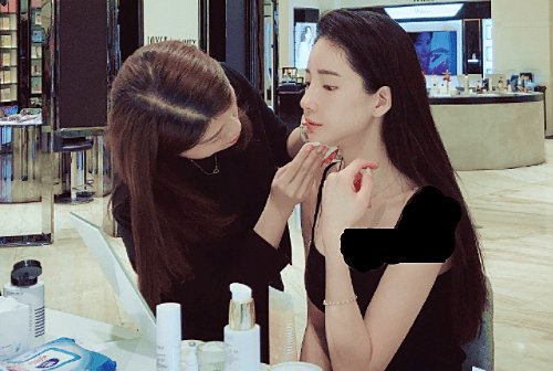  「潘南奎」化妆师给潘南奎上底妆时，小心翼翼绕开下巴，生怕会给她弄歪