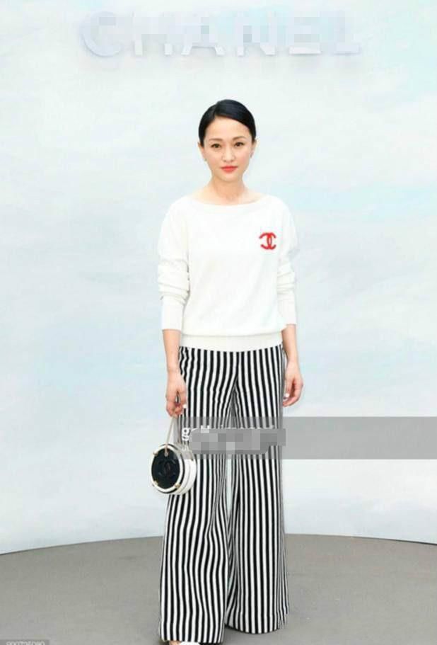 周迅2018Chanel巴黎时装秀周迅一身简洁气质，外媒镜头下难掩皱纹