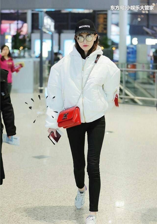 唐嫣穿一万三的棉服，撞衫167的景甜，高了5厘米居然输在腿上