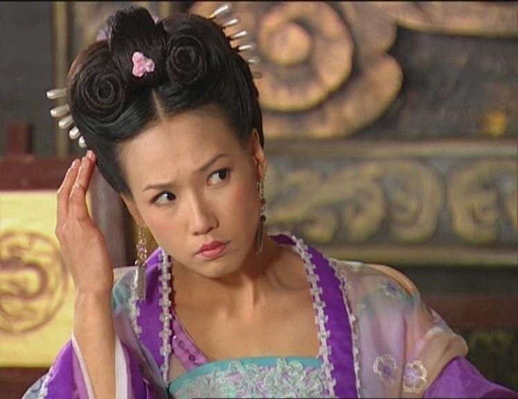 头发上插满细针的古装女子，王艳梦幻、翁虹高贵、而她画蛇添足