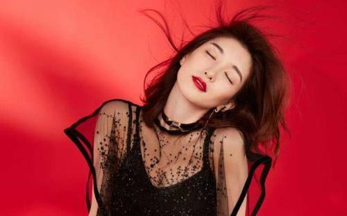 江疏影非常大胆的穿了一条波浪形的短裙，网友：也就你敢穿