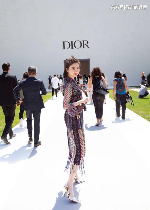 身穿五彩斑斓的连衣裙，景甜尽显凹凸有致的身材