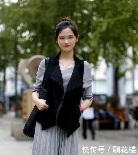  【气质】街拍小美女清纯可爱，灰色百褶裙配黑色马甲，彰显简约的气质美