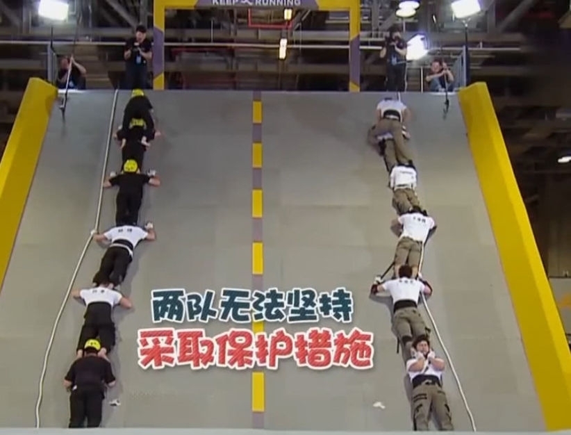  #大战#《奔跑吧》节目组搞两种待遇，人梯大战素人都戴头盔，跑男却没有