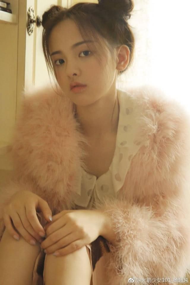 杨超越晒美照：穿校服清纯无敌 双丸子头俏皮可爱