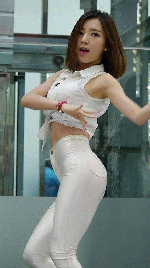 时尚俏美紧身裤，使双腿更修长，美女好身材一览无余