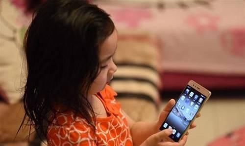 孩子玩■“妈妈,我想玩手机”,两个妈妈给出不同答案,决定孩子不同人生