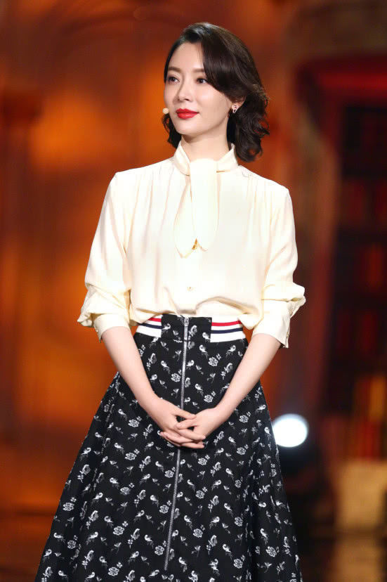 陈数解锁裤子新玩法!穿一条牛仔裤,怎么薄得跟纸一样?