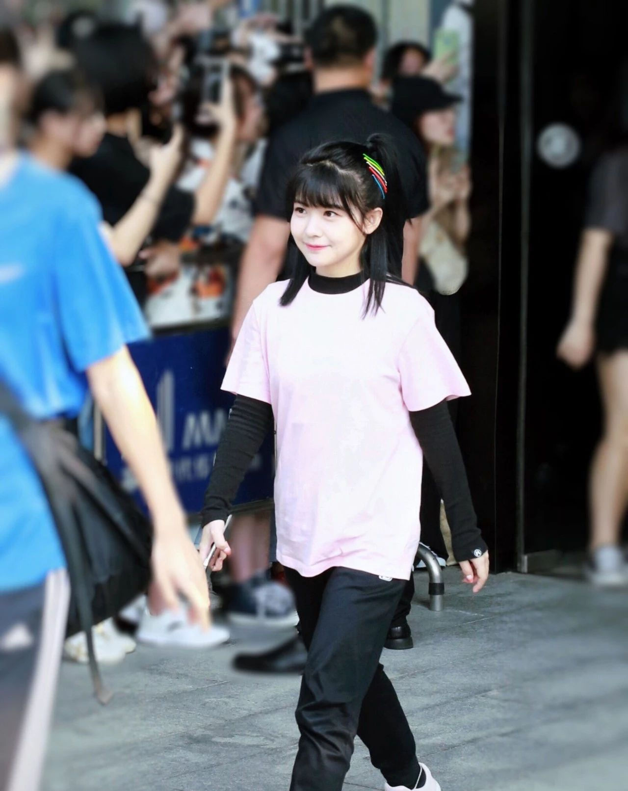 『打造』金色发夹的可爱时尚搭配 用小夹子打造俏皮发型