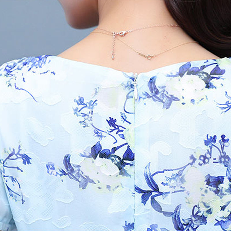 赫本裙不流行了!今秋小姐姐流行穿“镂空裙，性感时髦，年轻十岁