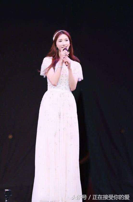 林志玲太会穿了，为秀长腿竟在裙子上加了层“渔网”, 快学学！