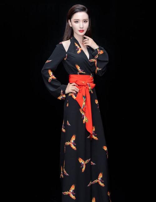 张萌秀曼妙身姿，凤凰做成裙子让人惊艳，难得一见的现代古典美！