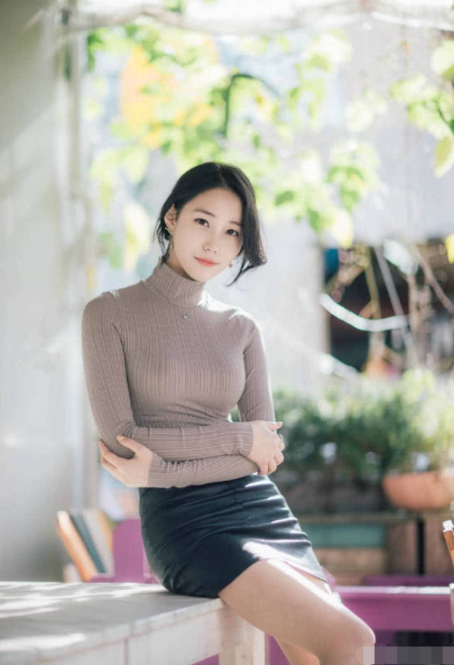 小姐姐皮裙让身材更窈窕，这个季节皮质不热吗？