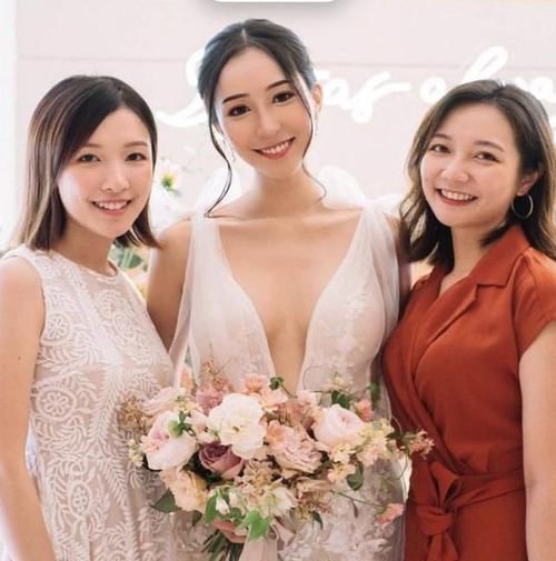  蕾丝：李泽楷女友郭嘉文，一袭水蓝蕾丝短裙知性优雅，气质堪比阔太甘比