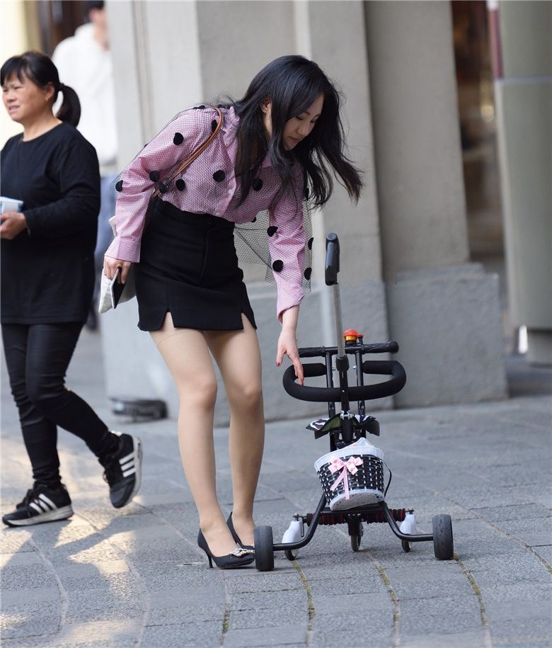 街拍联盟：肉丝高跟辣妈刚买的儿童车，当街就试驾起来