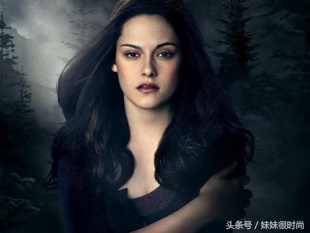 暮光女被超模女友比下去，暮光女穿运动裤显腿粗，女友秀出大长腿