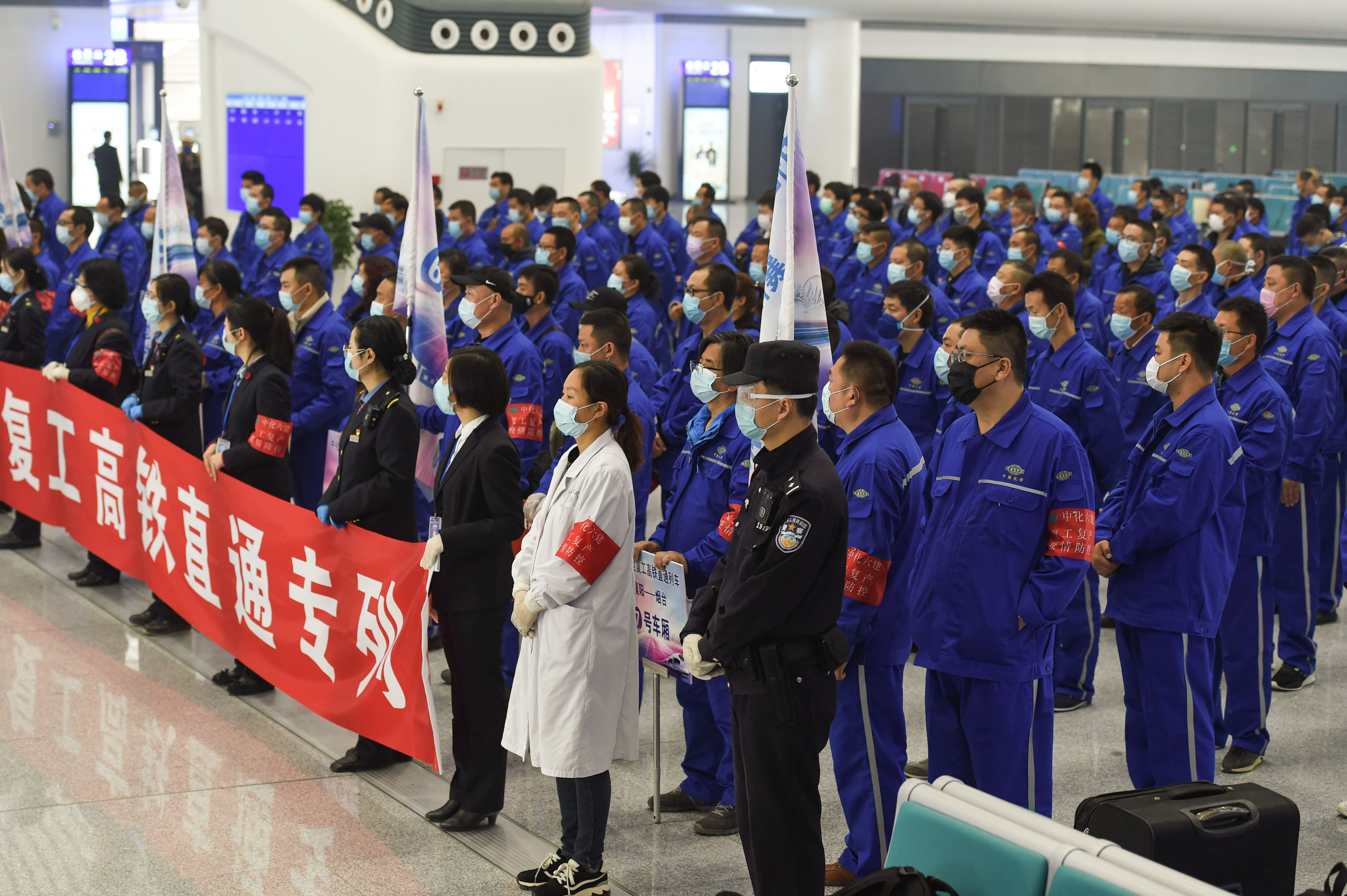  『站台上有序』湖北襄阳520名务工人员乘高铁专列返岗