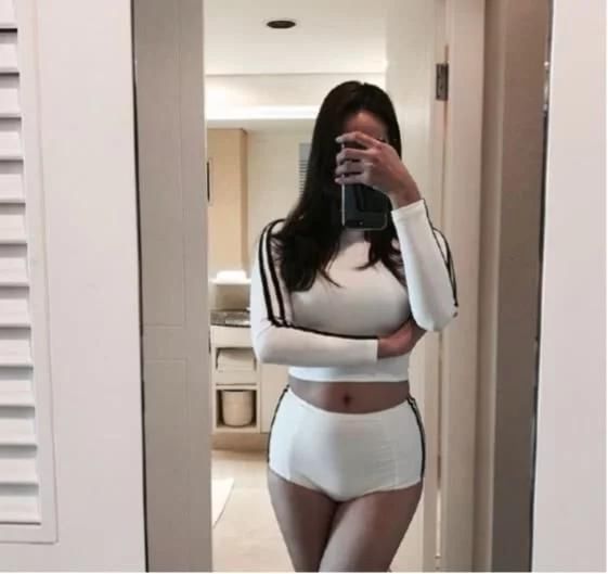 街拍：超短裤套装小姐姐，路人纷纷回头，长腿惹人羡慕！