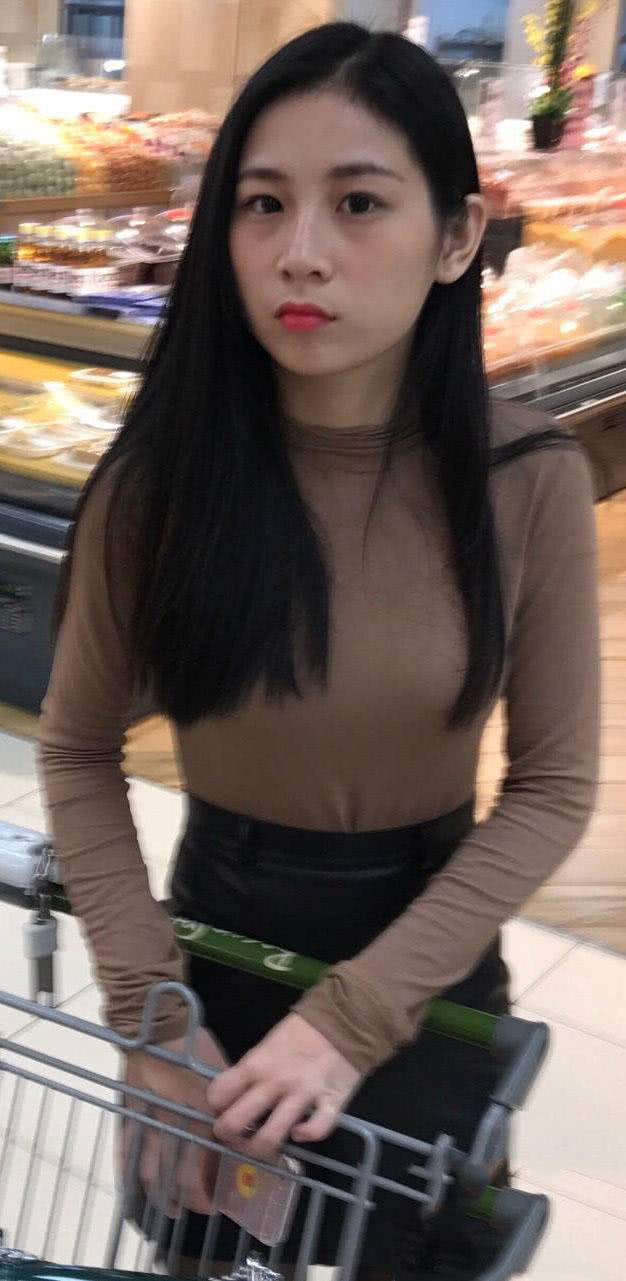 陪性感的女朋友逛商场，小皮裙黑丝袜皮肤白，长得很漂亮