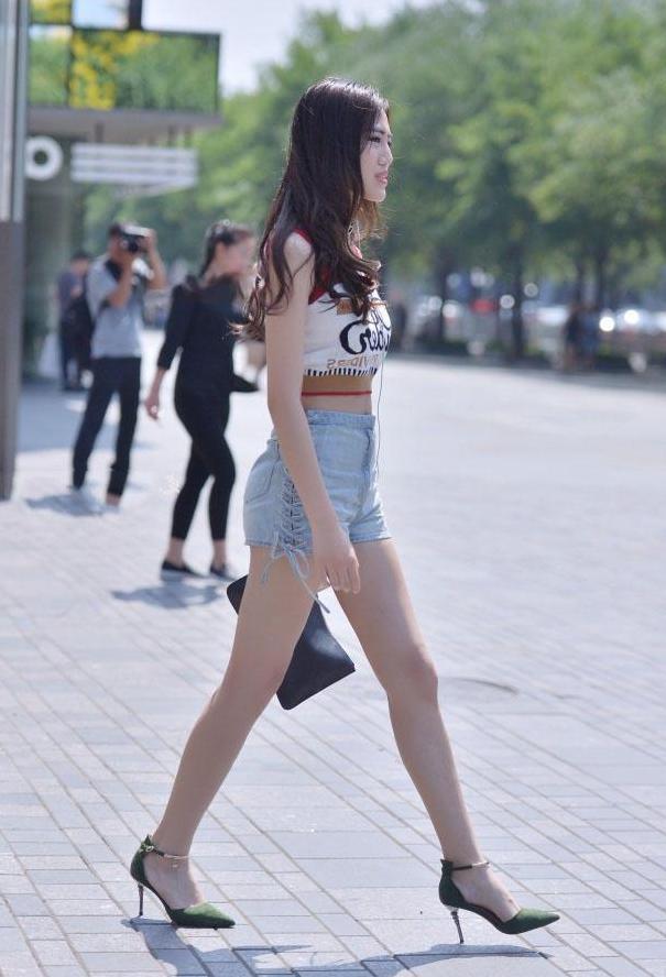 性感小姐姐穿牛仔超短裤，身材火辣很有看点