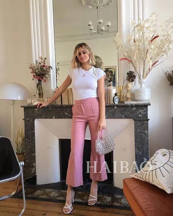 白色上装+亮色下装的三种穿搭方式，减龄显瘦正流行，贝嫂肯豆都