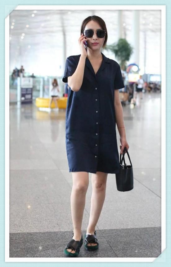 马苏真豪放，浑身上下就穿一件睡衣走机场，网友：37岁也疯狂！