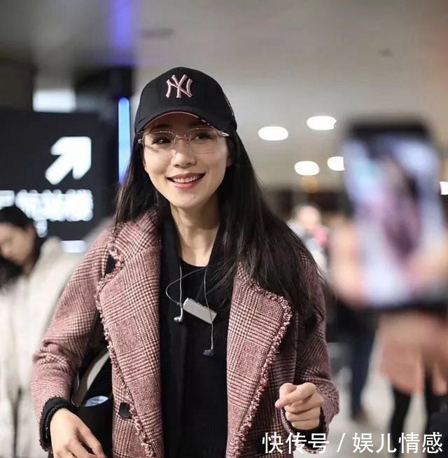 韩雪最新机场秀美翻了，格子大衣搭阔腿裤，冬天这样穿不显臃肿！