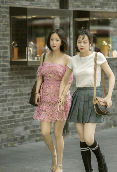  美女|街拍：美女黑色镂空上衣配波点裙，微微一笑，明艳动人