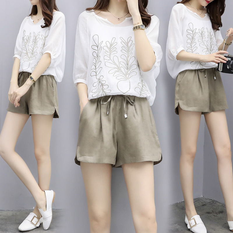 轻熟小姐姐穿超短裙，配上黑色丝袜超性感