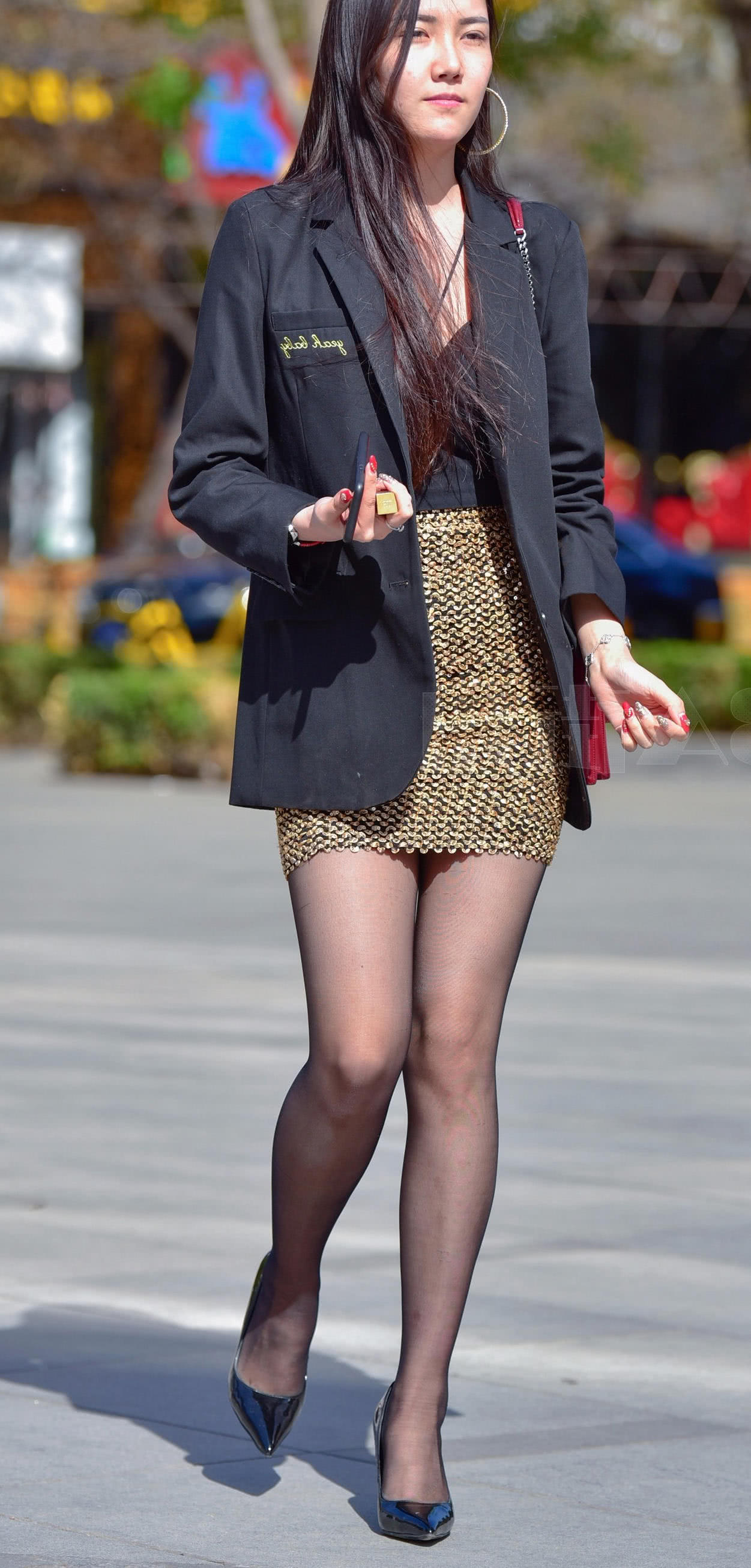 成熟小姐姐包臀裙搭配黑色，尽显丰腴的臀部和一双大长腿，吸睛无