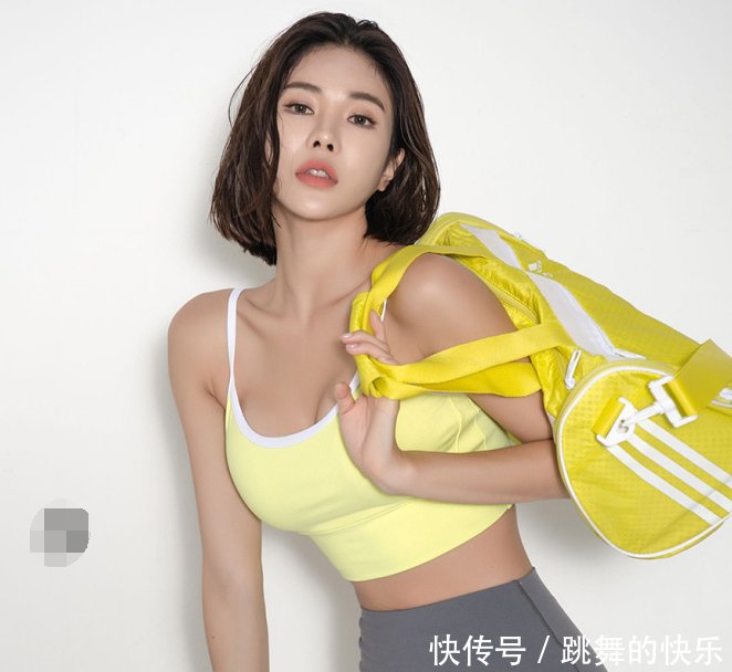 街拍美女小姐姐打底裤凸显温婉淑女，风姿迷人惹人爱!