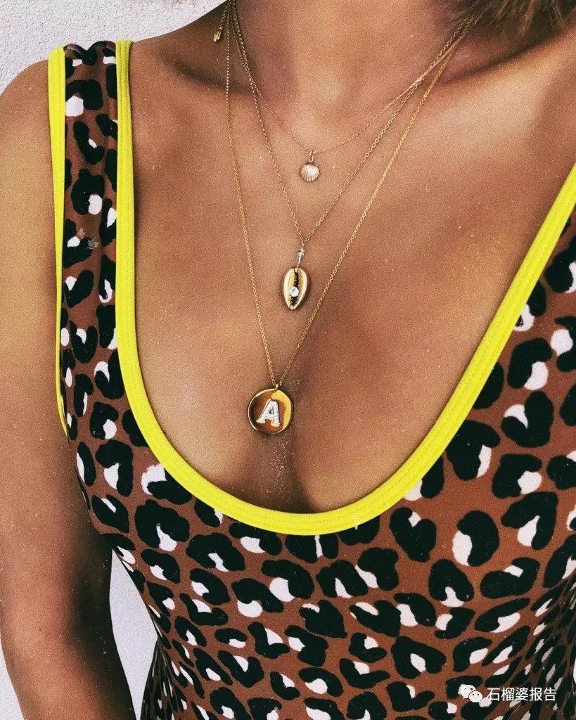 夏末天色渐暗，想在锁骨间戴条小项链