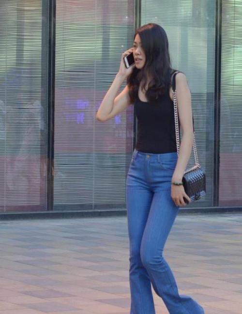  『小姐姐』街拍：身材苗条的美女，一件黄色的连衣裙，时尚唯美好身材