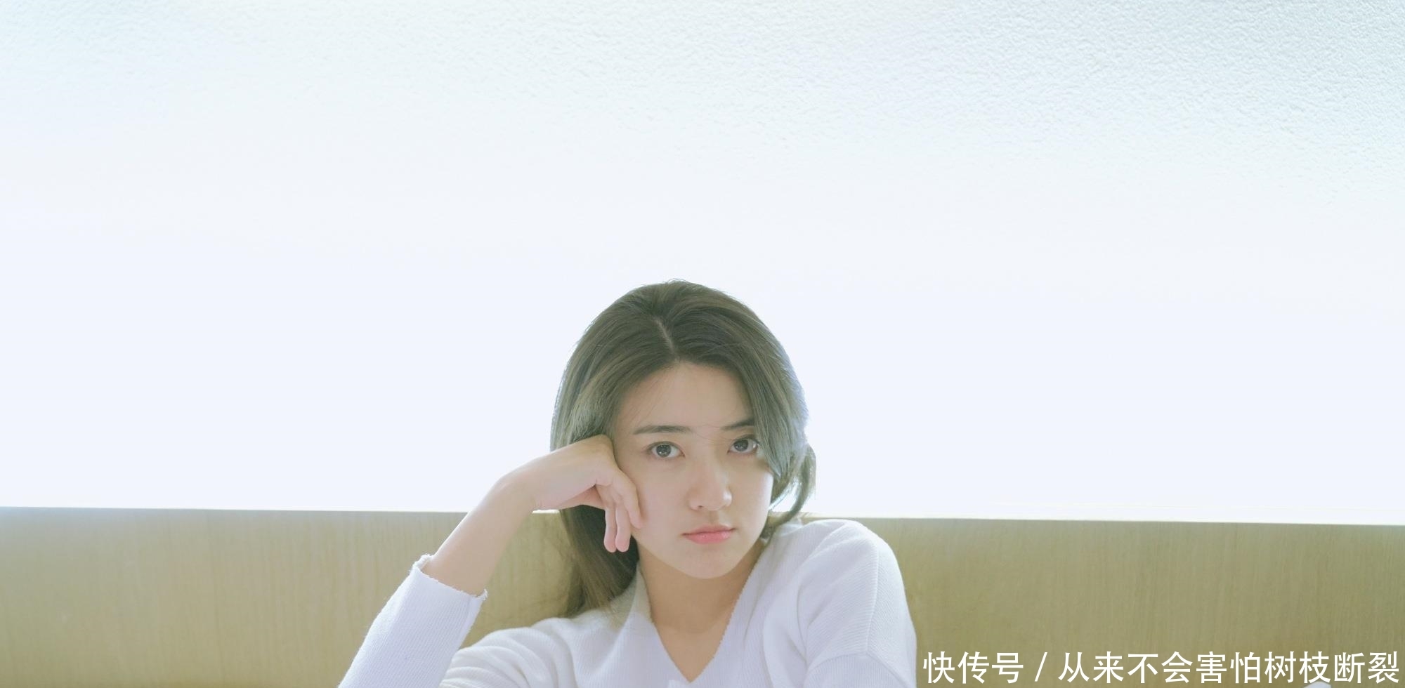  「低调」梁洁谈恋爱有多低调？如今已订婚，未婚夫原来是“藏版王力宏”！