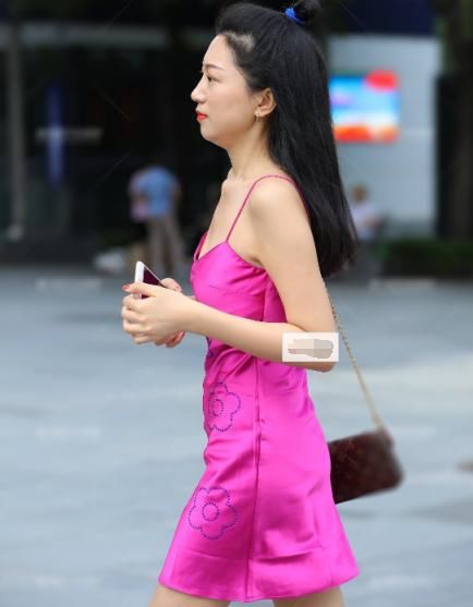  #件连衣裙#粉色吊带印花连衣裙，做人群中最亮的星