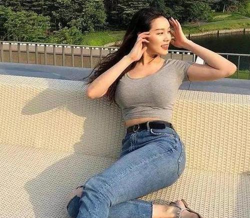 凹凸丰腴的紧身裤美女,展现女人的知性美气质,绽放女性的野性美