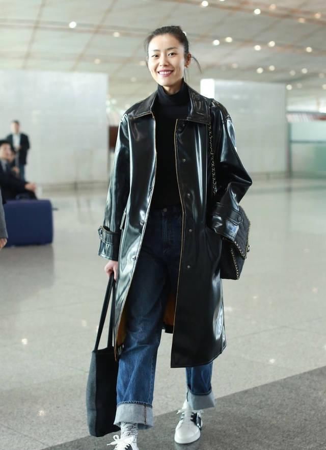  没错@春季换件风衣吧，今年流行复古皮风衣，跟刘雯学肯定没错